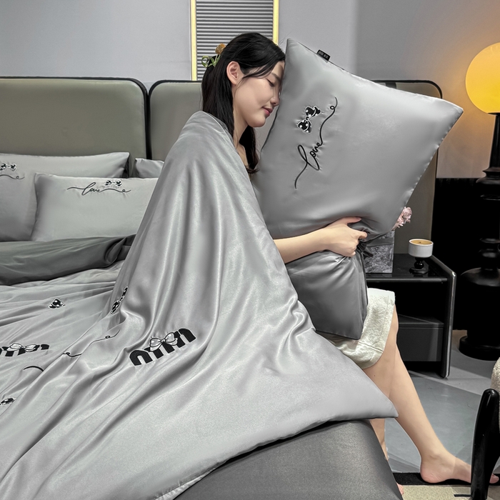 91家纺网 家纺一手货源 找家纺 乐沐家纺 2025春夏新款水洗真丝绣花冰丝四件套 mm-烟云灰