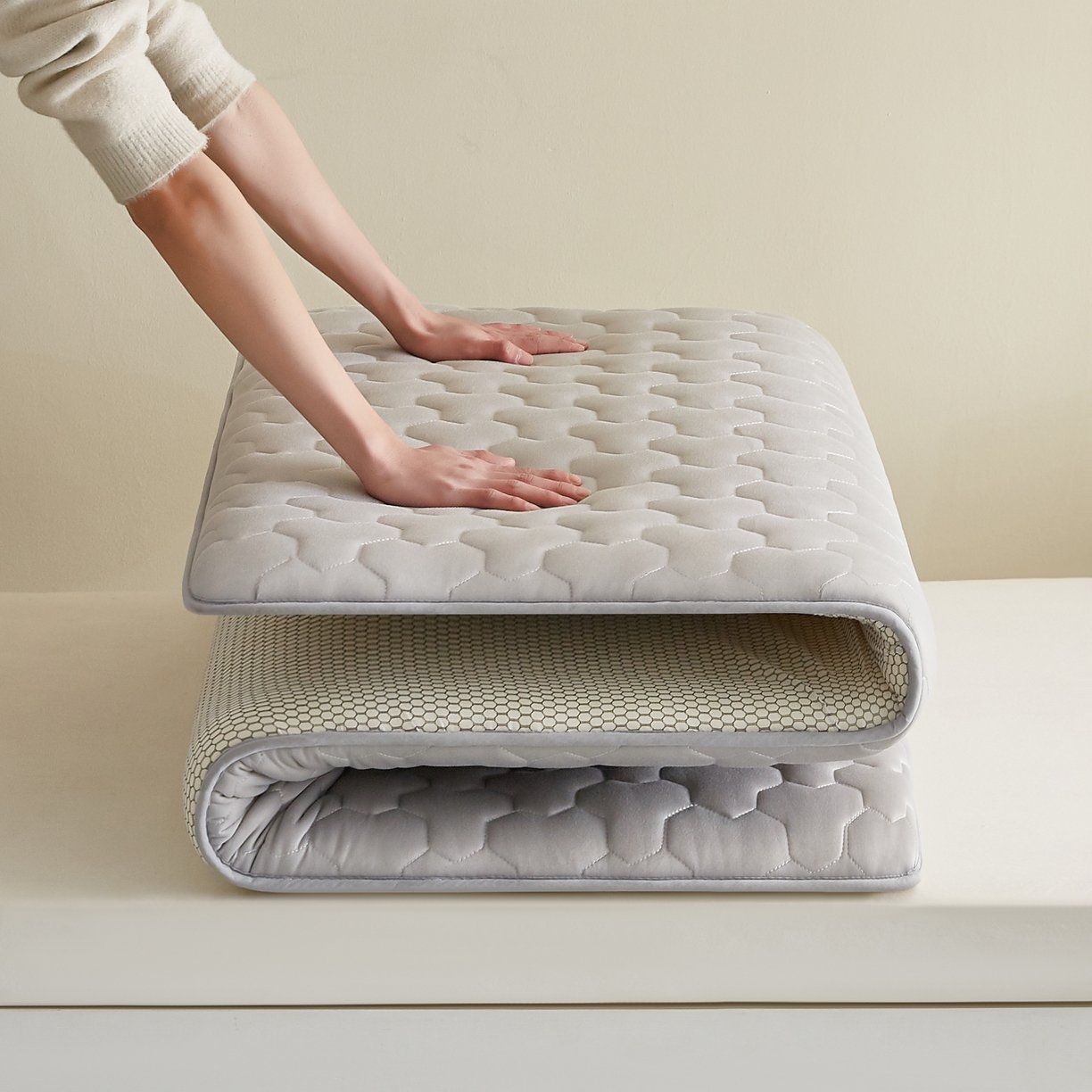 91家纺网 家纺一手货源 找家纺 希廷顿 2025春夏新款多边形宿舍床垫单床垫 浅灰-多边形-H烫画