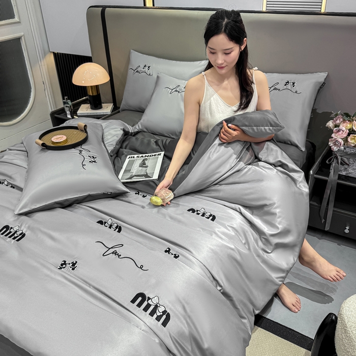 91家纺网 家纺一手货源 找家纺 乐沐家纺 2025春夏新款水洗真丝绣花冰丝四件套 mm-烟云灰