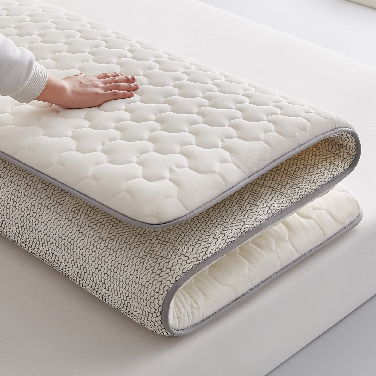 91家纺网 家纺一手货源 找家纺 希廷顿 2025春夏新款多边形床垫单床垫 白色-多边形-H烫画