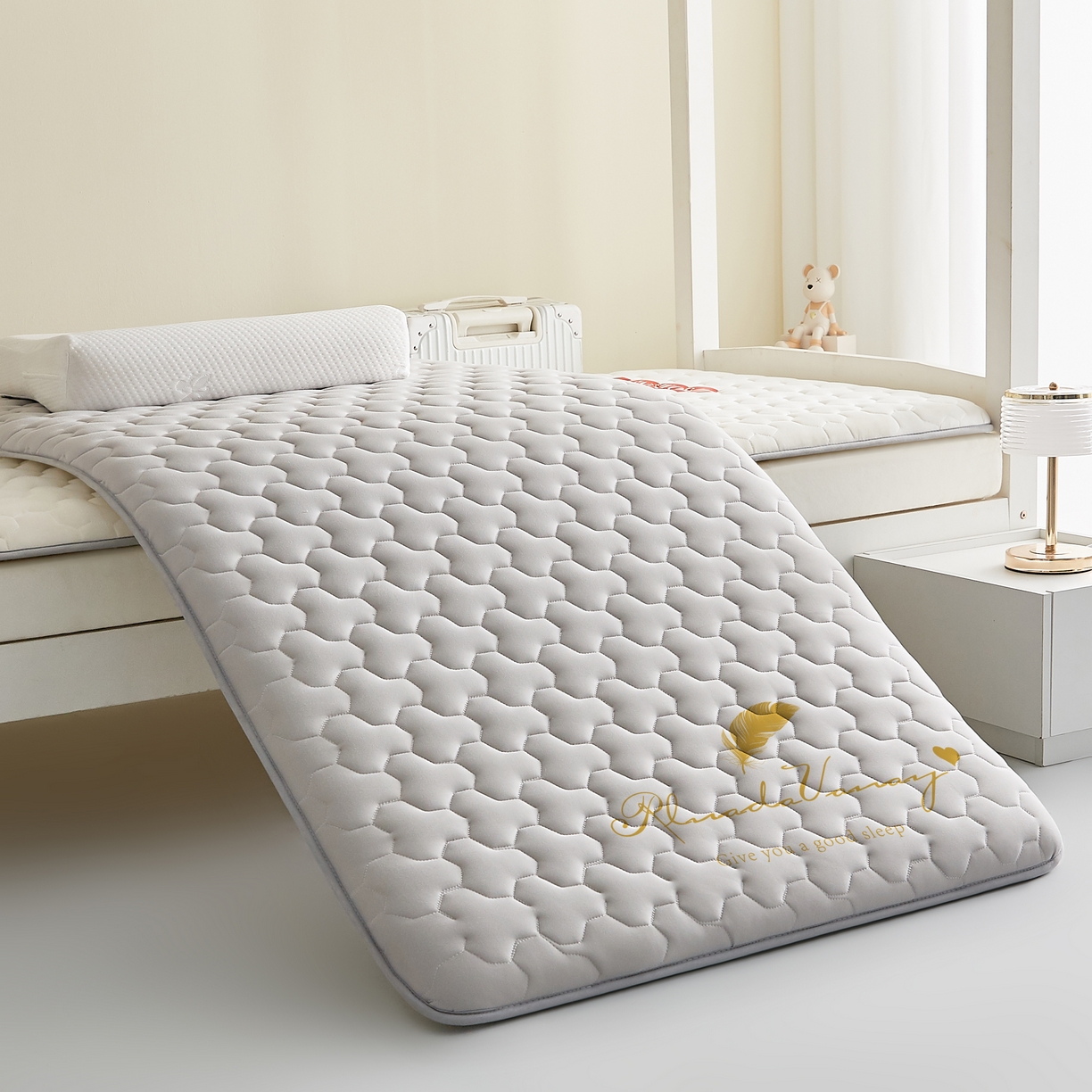 91家纺网 家纺一手货源 找家纺 希廷顿 2025春夏新款多边形宿舍床垫单床垫 浅灰-多边形-羽毛烫画