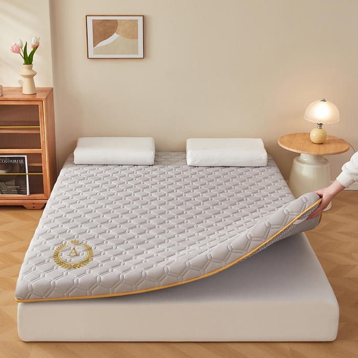 91家纺网 家纺一手货源 找家纺 希廷顿 2025春夏新款足球床垫单床垫 浅灰-足球-A+烫画