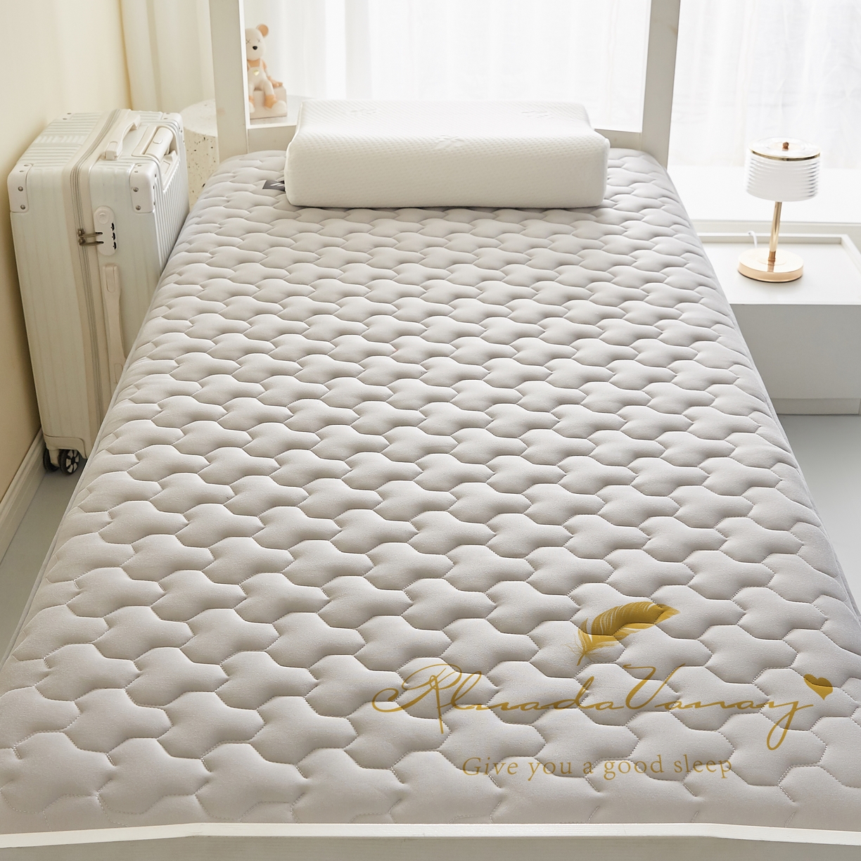91家纺网 家纺一手货源 找家纺 希廷顿 2025春夏新款多边形宿舍床垫单床垫 浅灰-多边形-羽毛烫画