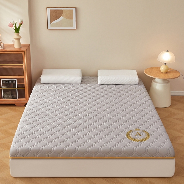 91家纺网 家纺一手货源 找家纺 希廷顿 2025春夏新款足球床垫单床垫 浅灰-足球-A+烫画