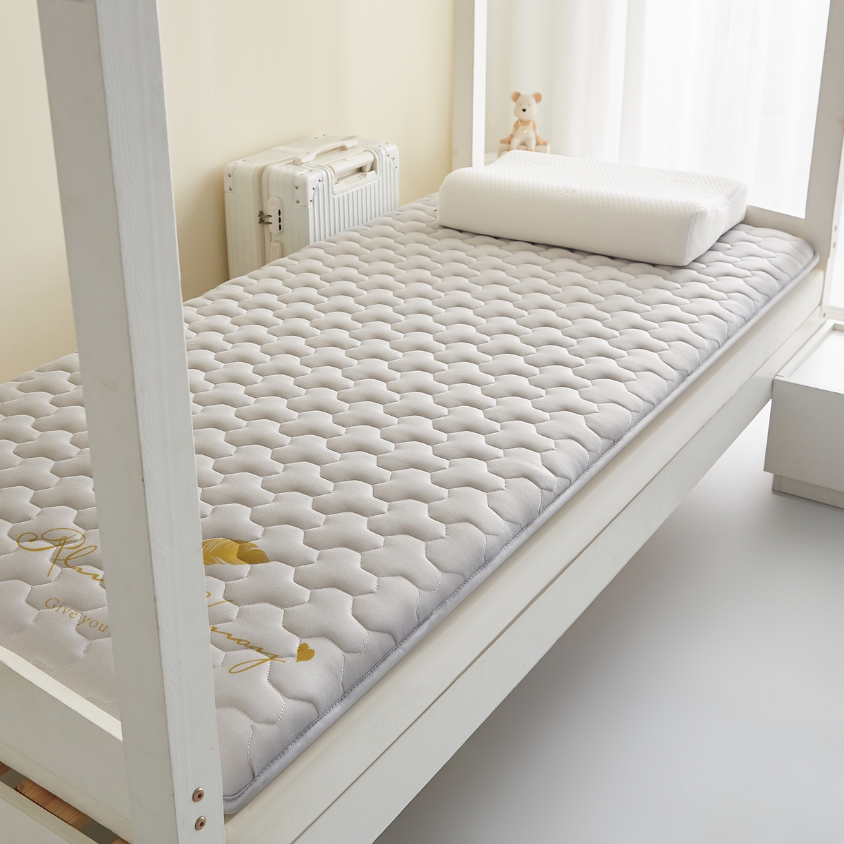 91家纺网 家纺一手货源 找家纺 希廷顿 2025春夏新款多边形宿舍床垫单床垫 浅灰-多边形-羽毛烫画