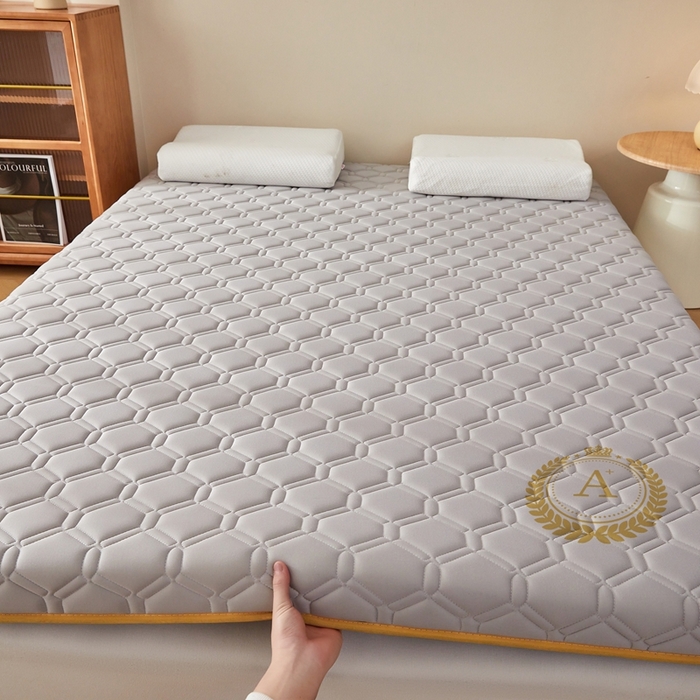 91家纺网 家纺一手货源 找家纺 希廷顿 2025春夏新款足球床垫单床垫 浅灰-足球-A+烫画