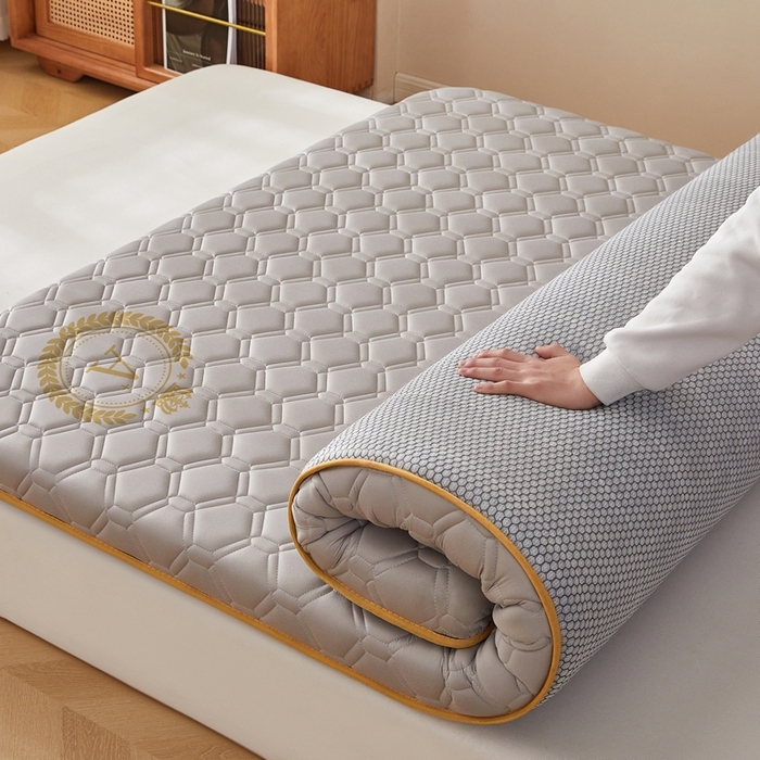 91家纺网 家纺一手货源 找家纺 希廷顿 2025春夏新款足球床垫单床垫 浅灰-足球-A+烫画