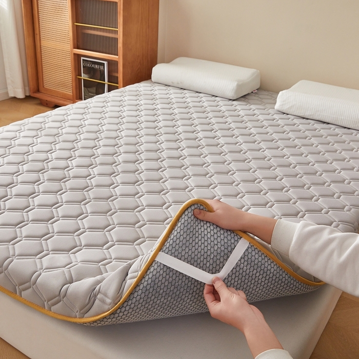 91家纺网 家纺一手货源 找家纺 希廷顿 2025春夏新款足球床垫单床垫 浅灰-足球-A+烫画