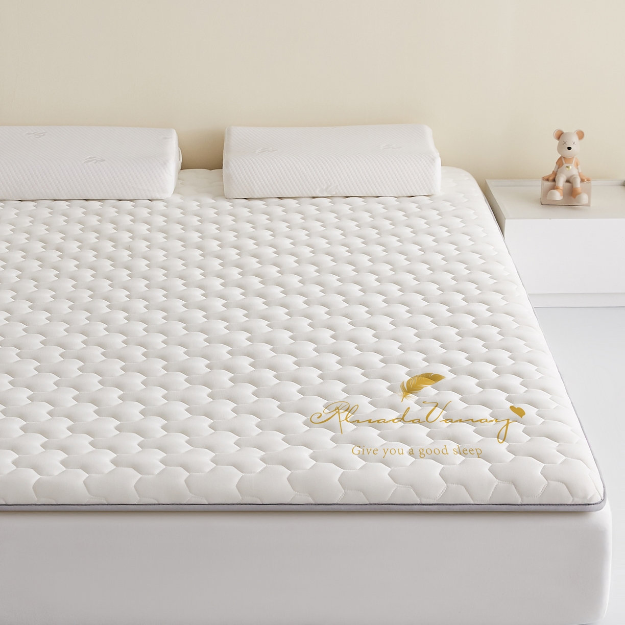 91家纺网 家纺一手货源 找家纺 希廷顿 2025春夏新款多边形床垫单床垫 白色-多边形-羽毛烫画