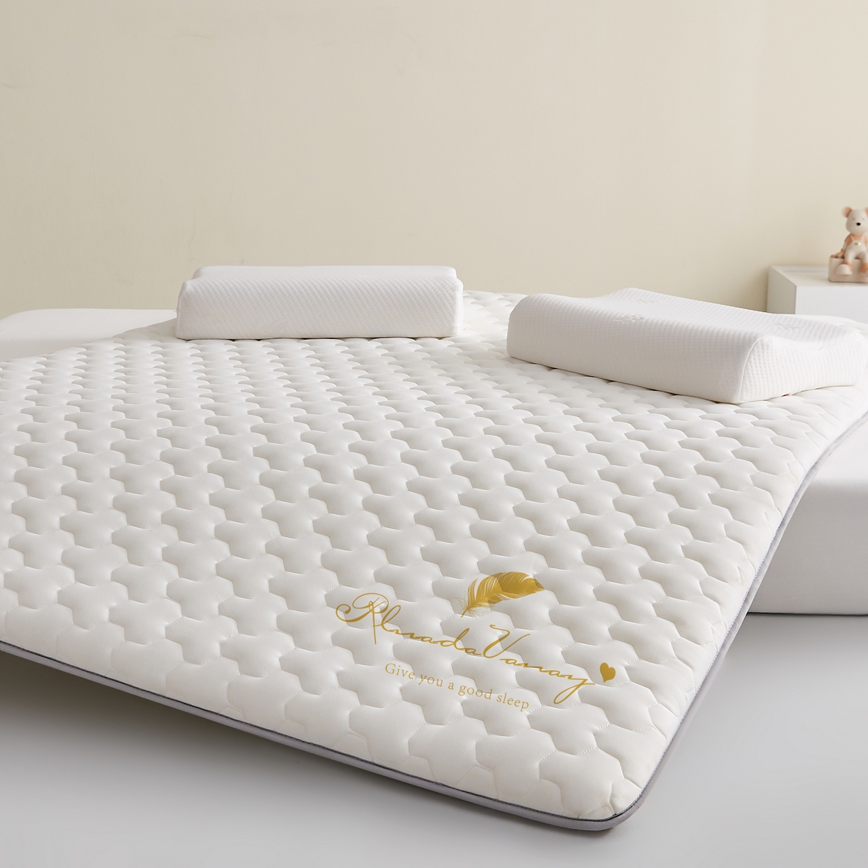 91家纺网 家纺一手货源 找家纺 希廷顿 2025春夏新款多边形床垫单床垫 白色-多边形-羽毛烫画