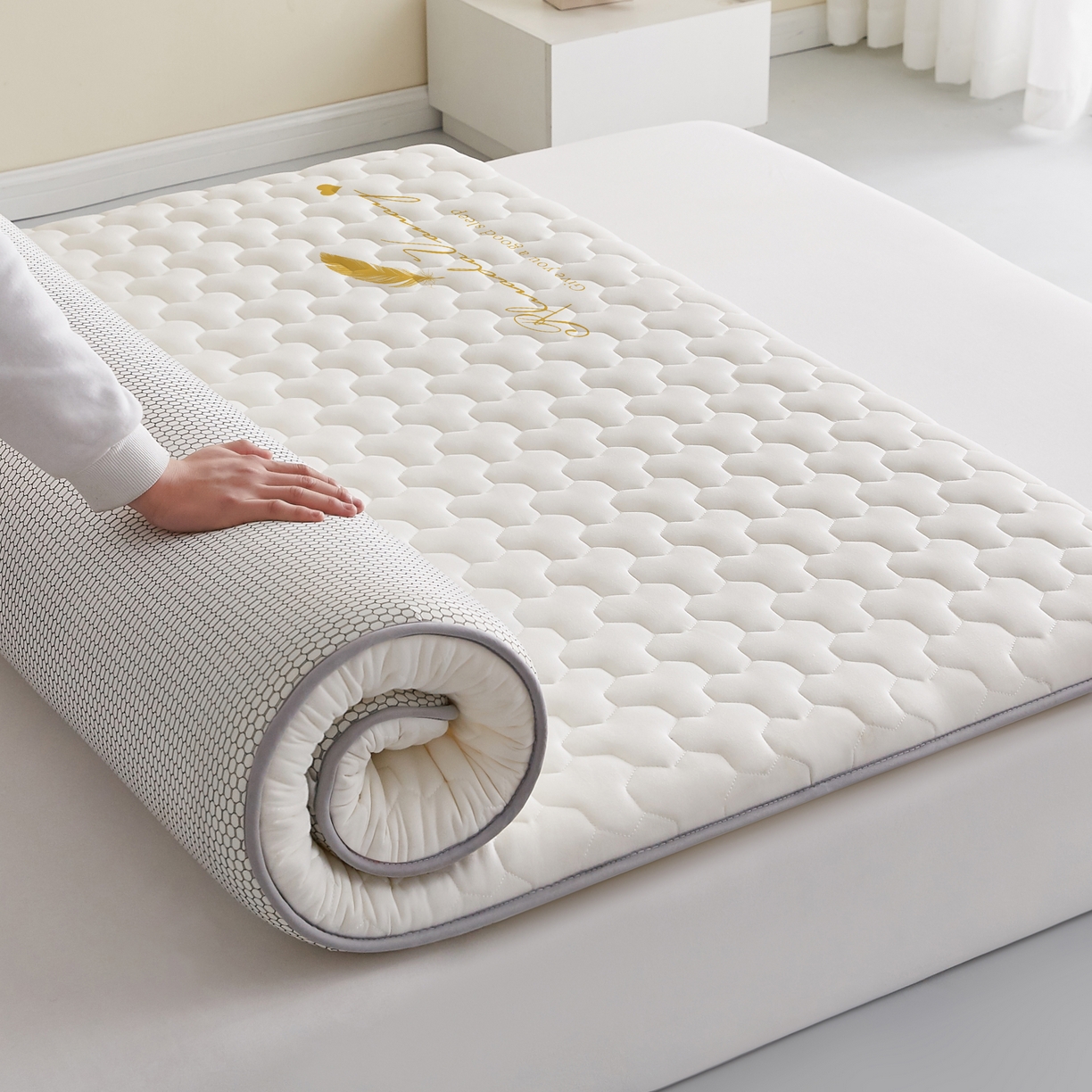 91家纺网 家纺一手货源 找家纺 希廷顿 2025春夏新款多边形床垫单床垫 白色-多边形-羽毛烫画