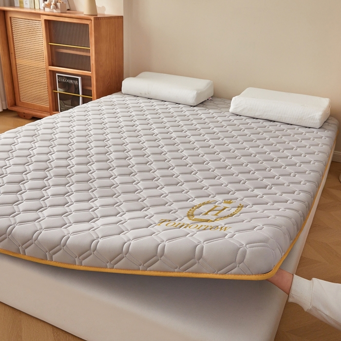 91家纺网 家纺一手货源 找家纺 希廷顿 2025春夏新款足球床垫单床垫 浅灰-足球-H烫画