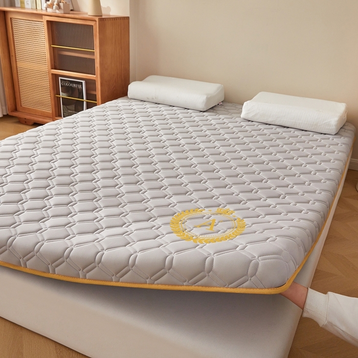 91家纺网 家纺一手货源 找家纺 希廷顿 2025春夏新款足球床垫单床垫 浅灰-足球-H烫画