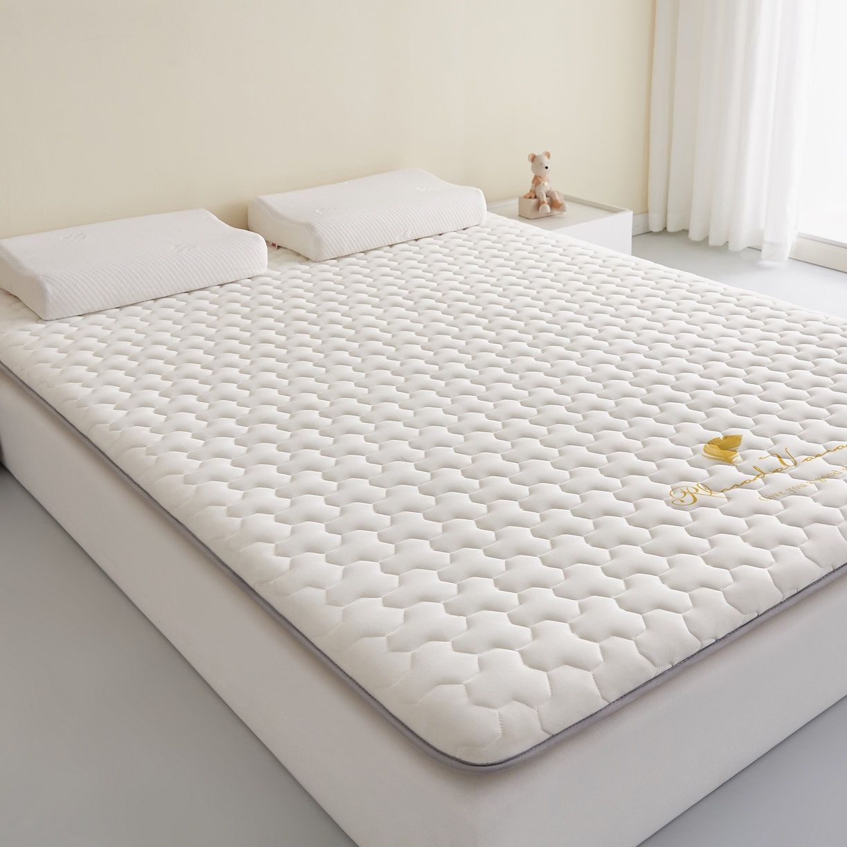 91家纺网 家纺一手货源 找家纺 希廷顿 2025春夏新款多边形床垫单床垫 白色-多边形-羽毛烫画