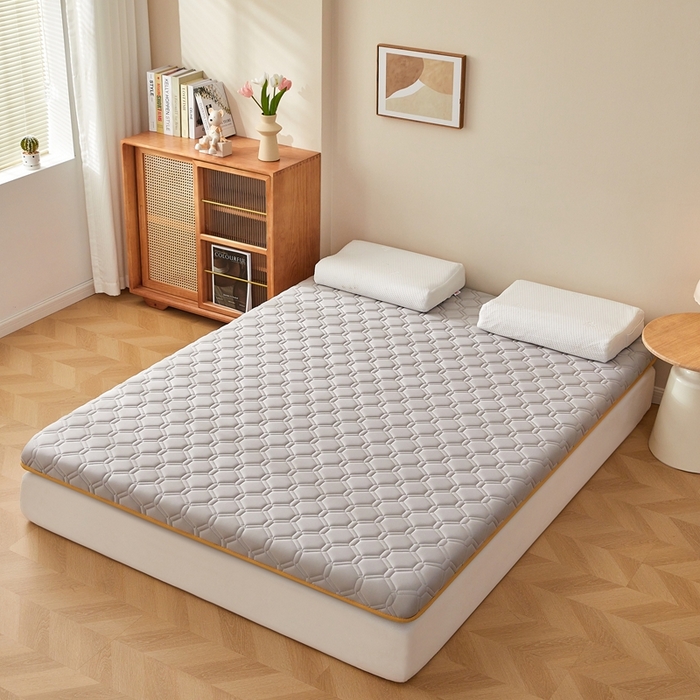 91家纺网 家纺一手货源 找家纺 希廷顿 2025春夏新款足球床垫单床垫 浅灰-足球-H烫画