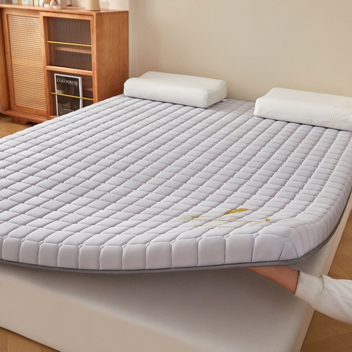 91家纺网 家纺一手货源 找家纺 希廷顿 2025春夏新款方格床垫单床垫 浅灰-方格-羽毛烫画