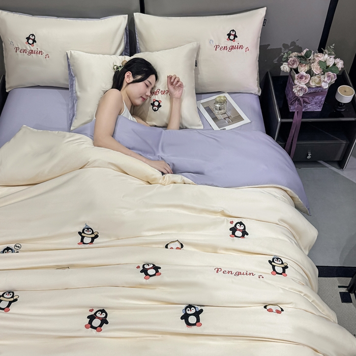 91家纺网 家纺一手货源 找家纺 乐沐家纺 2025春夏新款水洗真丝绣花冰丝四件套 企鹅-奶白紫