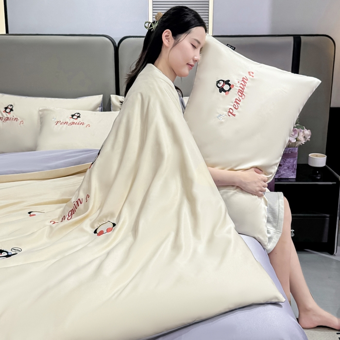 91家纺网 家纺一手货源 找家纺 乐沐家纺 2025春夏新款水洗真丝绣花冰丝四件套 企鹅-奶白紫