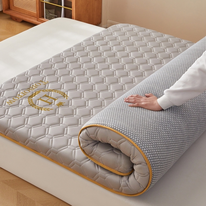 91家纺网 家纺一手货源 找家纺 希廷顿 2025春夏新款足球床垫单床垫 浅灰-足球-H烫画