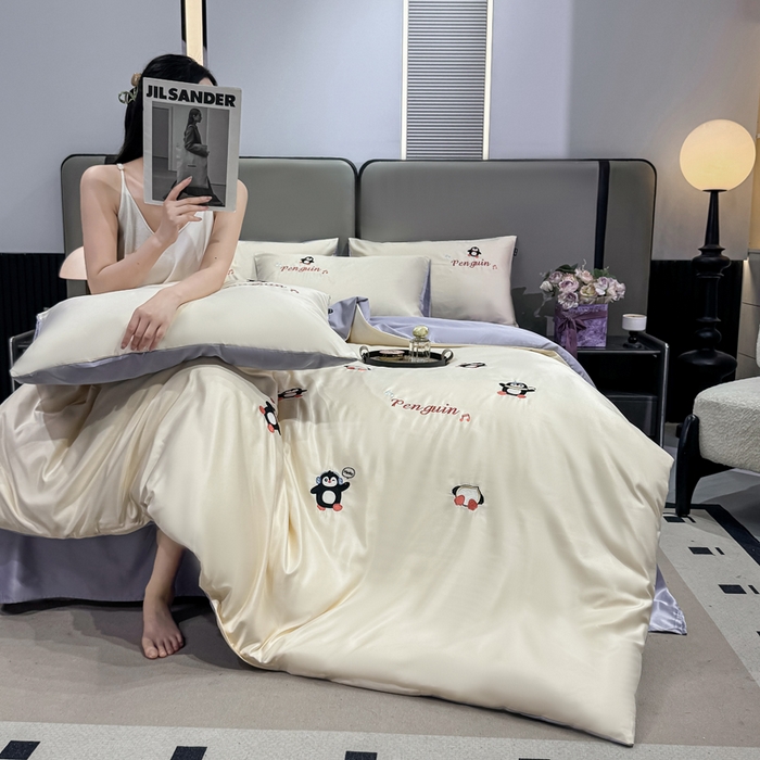 91家纺网 家纺一手货源 找家纺 乐沐家纺 2025春夏新款水洗真丝绣花冰丝四件套 企鹅-奶白紫