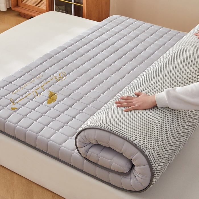 91家纺网 家纺一手货源 找家纺 希廷顿 2025春夏新款方格床垫单床垫 浅灰-方格-羽毛烫画