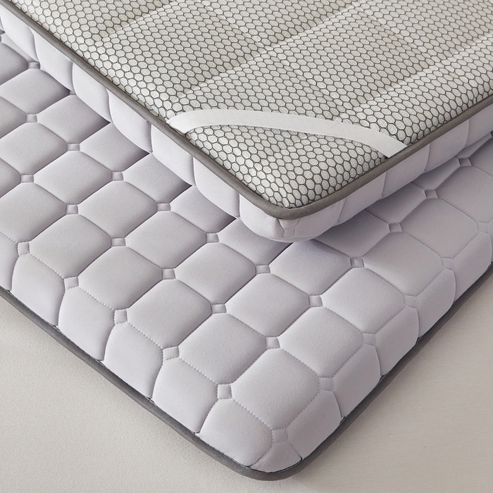 91家纺网 家纺一手货源 找家纺 希廷顿 2025春夏新款方格床垫单床垫 浅灰-方格-羽毛烫画