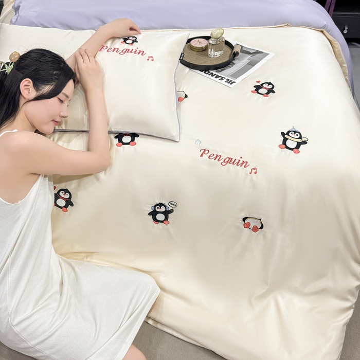 91家纺网 家纺一手货源 找家纺 乐沐家纺 2025春夏新款水洗真丝绣花冰丝四件套 企鹅-奶白紫