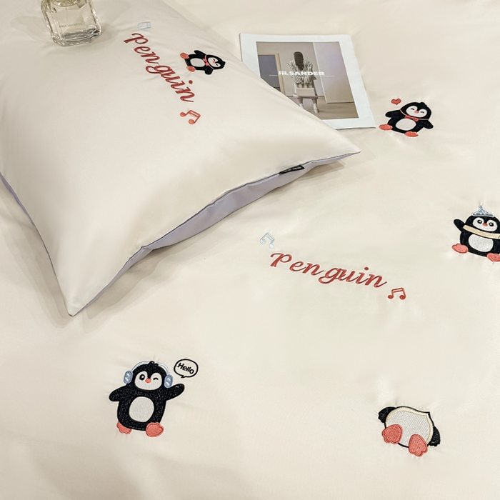 91家纺网 家纺一手货源 找家纺 乐沐家纺 2025春夏新款水洗真丝绣花冰丝四件套 企鹅-奶白紫