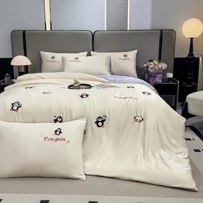 91家纺网 家纺一手货源 找家纺 乐沐家纺 2025春夏新款水洗真丝绣花冰丝四件套 企鹅-奶白紫