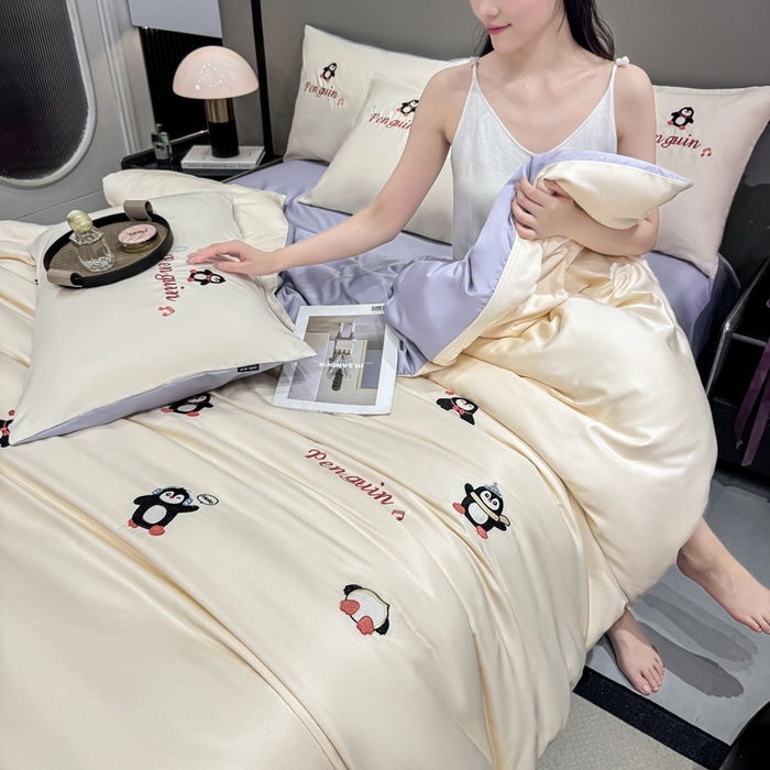 91家纺网 家纺一手货源 找家纺 乐沐家纺 2025春夏新款水洗真丝绣花冰丝四件套 企鹅-奶白紫