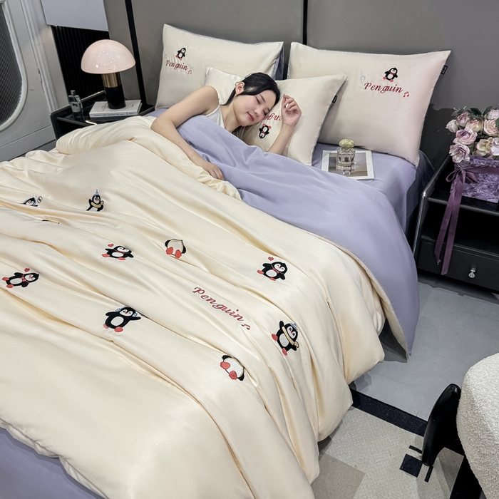 91家纺网 家纺一手货源 找家纺 乐沐家纺 2025春夏新款水洗真丝绣花冰丝四件套 企鹅-奶白紫