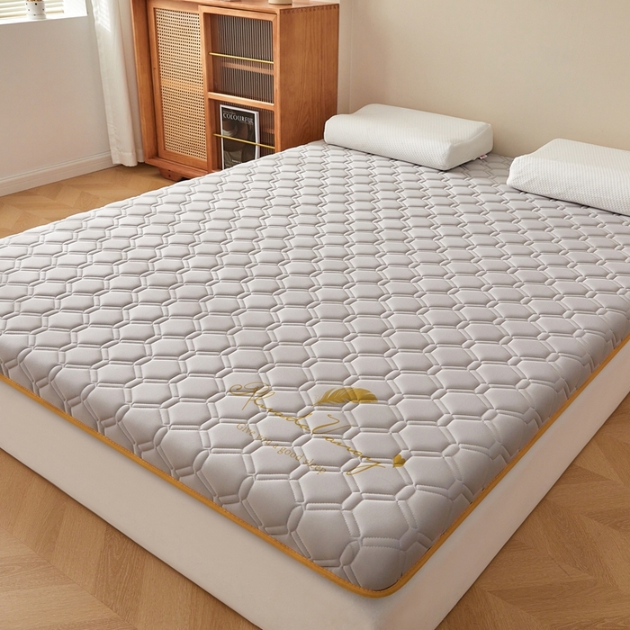 91家纺网 家纺一手货源 找家纺 希廷顿 2025春夏新款足球床垫单床垫 浅灰-足球-羽毛烫画