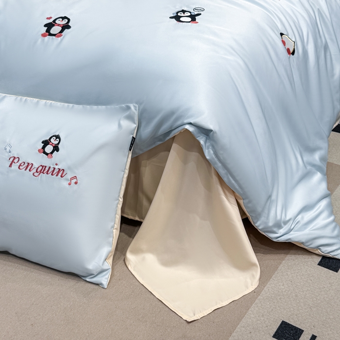 91家纺网 家纺一手货源 找家纺 乐沐家纺 2025春夏新款水洗真丝绣花冰丝四件套 企鹅-天空蓝