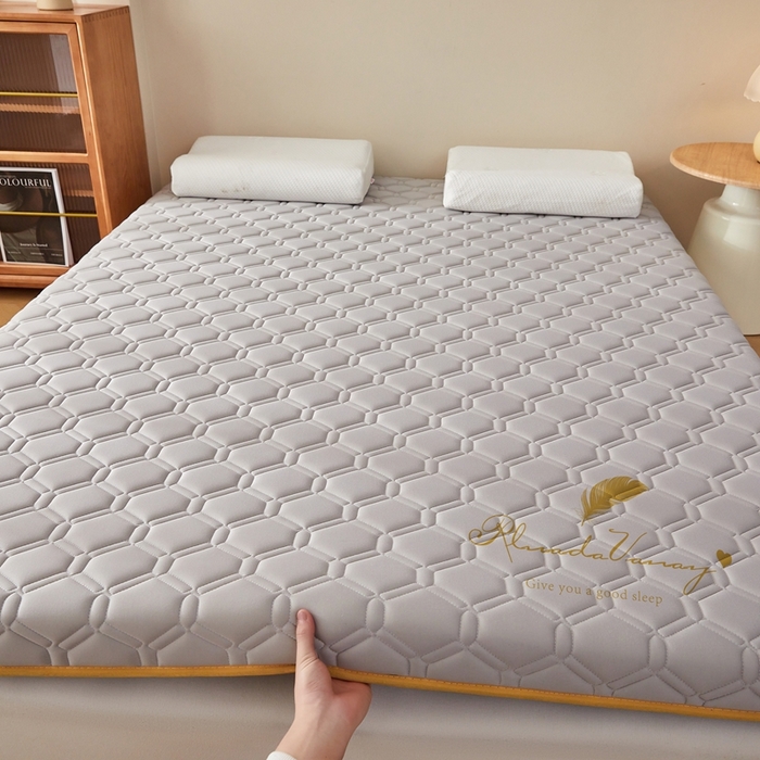 91家纺网 家纺一手货源 找家纺 希廷顿 2025春夏新款足球床垫单床垫 浅灰-足球-羽毛烫画