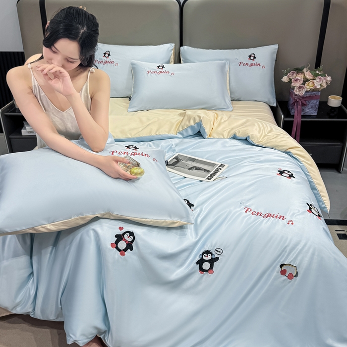 91家纺网 家纺一手货源 找家纺 乐沐家纺 2025春夏新款水洗真丝绣花冰丝四件套 企鹅-天空蓝