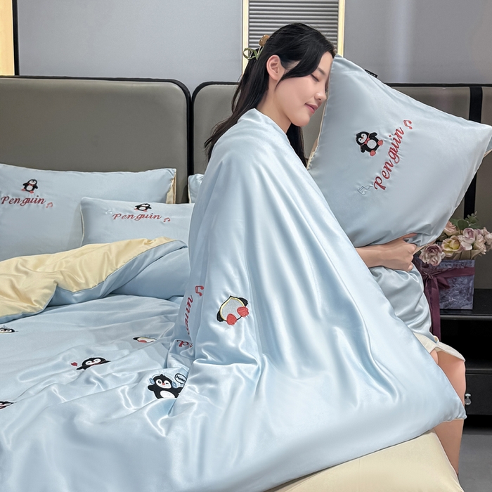 91家纺网 家纺一手货源 找家纺 乐沐家纺 2025春夏新款水洗真丝绣花冰丝四件套 企鹅-天空蓝