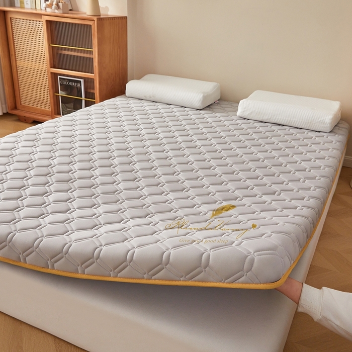 91家纺网 家纺一手货源 找家纺 希廷顿 2025春夏新款足球床垫单床垫 浅灰-足球-羽毛烫画