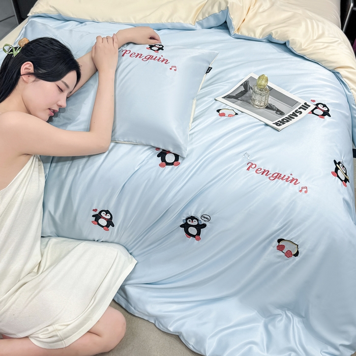 91家纺网 家纺一手货源 找家纺 乐沐家纺 2025春夏新款水洗真丝绣花冰丝四件套 企鹅-天空蓝