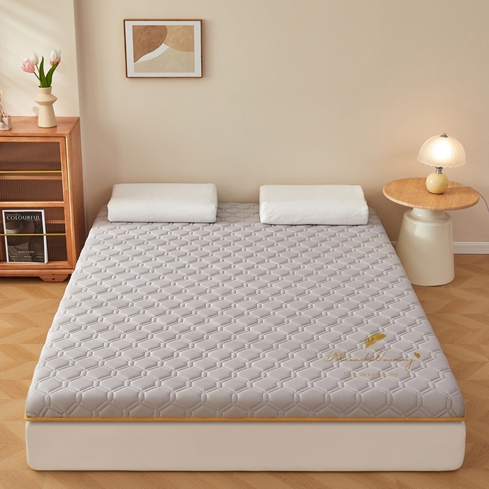 91家纺网 家纺一手货源 找家纺 希廷顿 2025春夏新款足球床垫单床垫 浅灰-足球-羽毛烫画