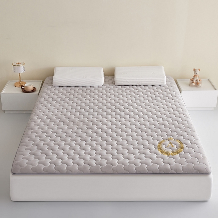 91家纺网 家纺一手货源 找家纺 希廷顿 2025春夏新款多边形床垫单床垫 浅灰-多边形-A+烫画