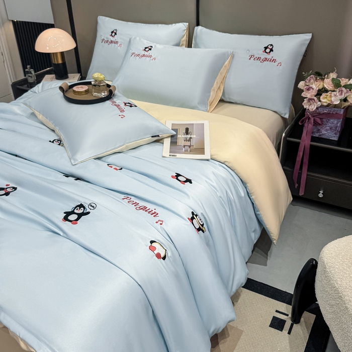 91家纺网 家纺一手货源 找家纺 乐沐家纺 2025春夏新款水洗真丝绣花冰丝四件套 企鹅-天空蓝