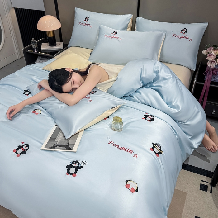 91家纺网 家纺一手货源 找家纺 乐沐家纺 2025春夏新款水洗真丝绣花冰丝四件套 企鹅-天空蓝