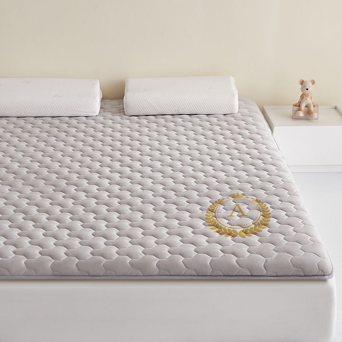 91家纺网 家纺一手货源 找家纺 希廷顿 2025春夏新款多边形床垫单床垫 浅灰-多边形-A+烫画