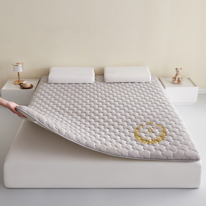 91家纺网 家纺一手货源 找家纺 希廷顿 2025春夏新款多边形床垫单床垫 浅灰-多边形-A+烫画