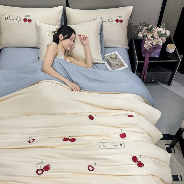 91家纺网 家纺一手货源 找家纺 乐沐家纺 2025春夏新款水洗真丝绣花冰丝四件套 樱桃-奶白蓝