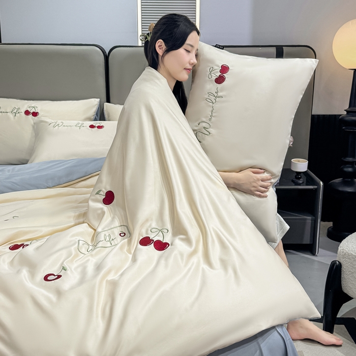 91家纺网 家纺一手货源 找家纺 乐沐家纺 2025春夏新款水洗真丝绣花冰丝四件套 樱桃-奶白蓝