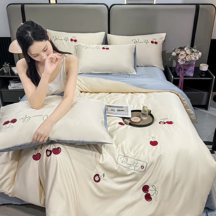 91家纺网 家纺一手货源 找家纺 乐沐家纺 2025春夏新款水洗真丝绣花冰丝四件套 樱桃-奶白蓝