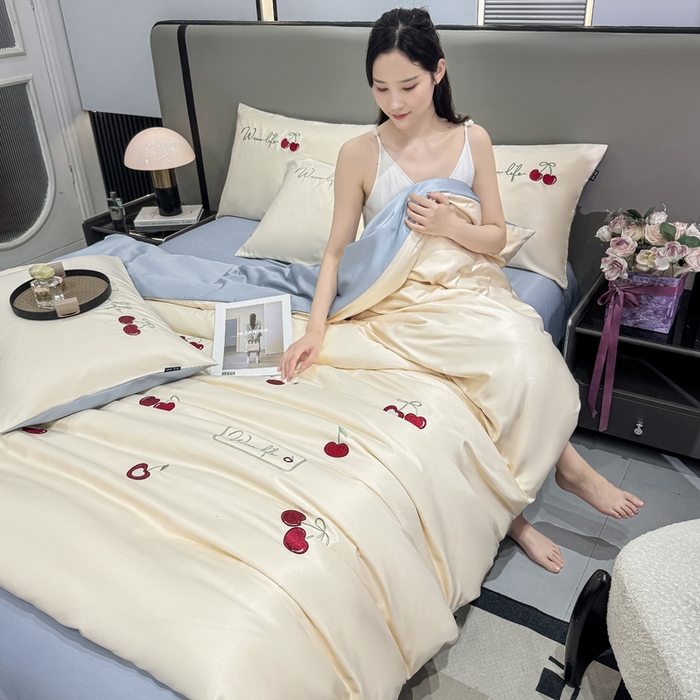 91家纺网 家纺一手货源 找家纺 乐沐家纺 2025春夏新款水洗真丝绣花冰丝四件套 樱桃-奶白蓝