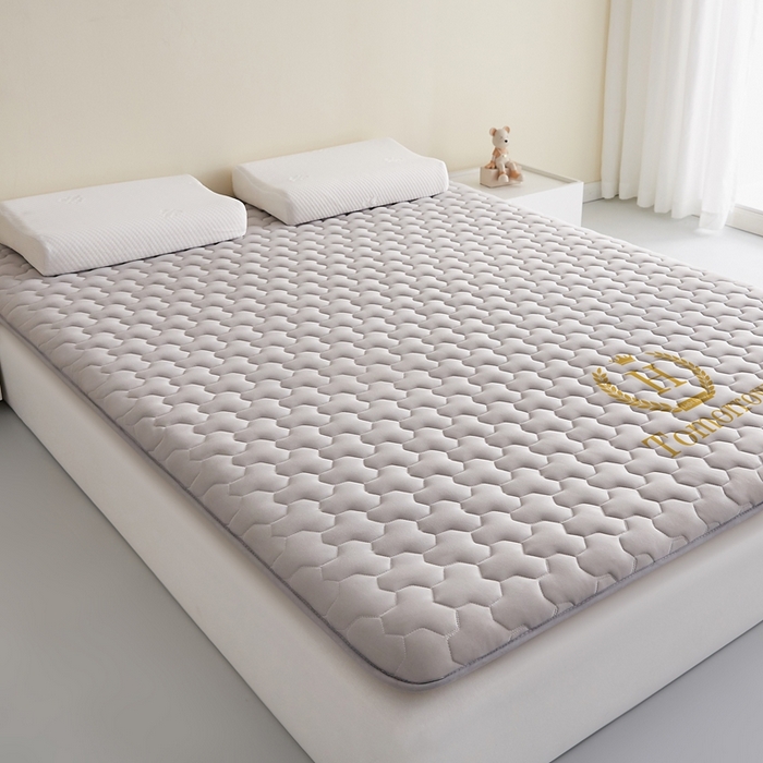 91家纺网 家纺一手货源 找家纺 希廷顿 2025春夏新款多边形床垫单床垫 浅灰-多边形-H烫画