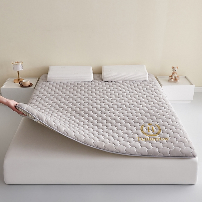 91家纺网 家纺一手货源 找家纺 希廷顿 2025春夏新款多边形床垫单床垫 浅灰-多边形-H烫画